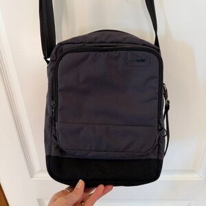 Pacsafe Citysafe Anti-Theft Smart Travel LS150 Black/Gray Unisex Crossbody